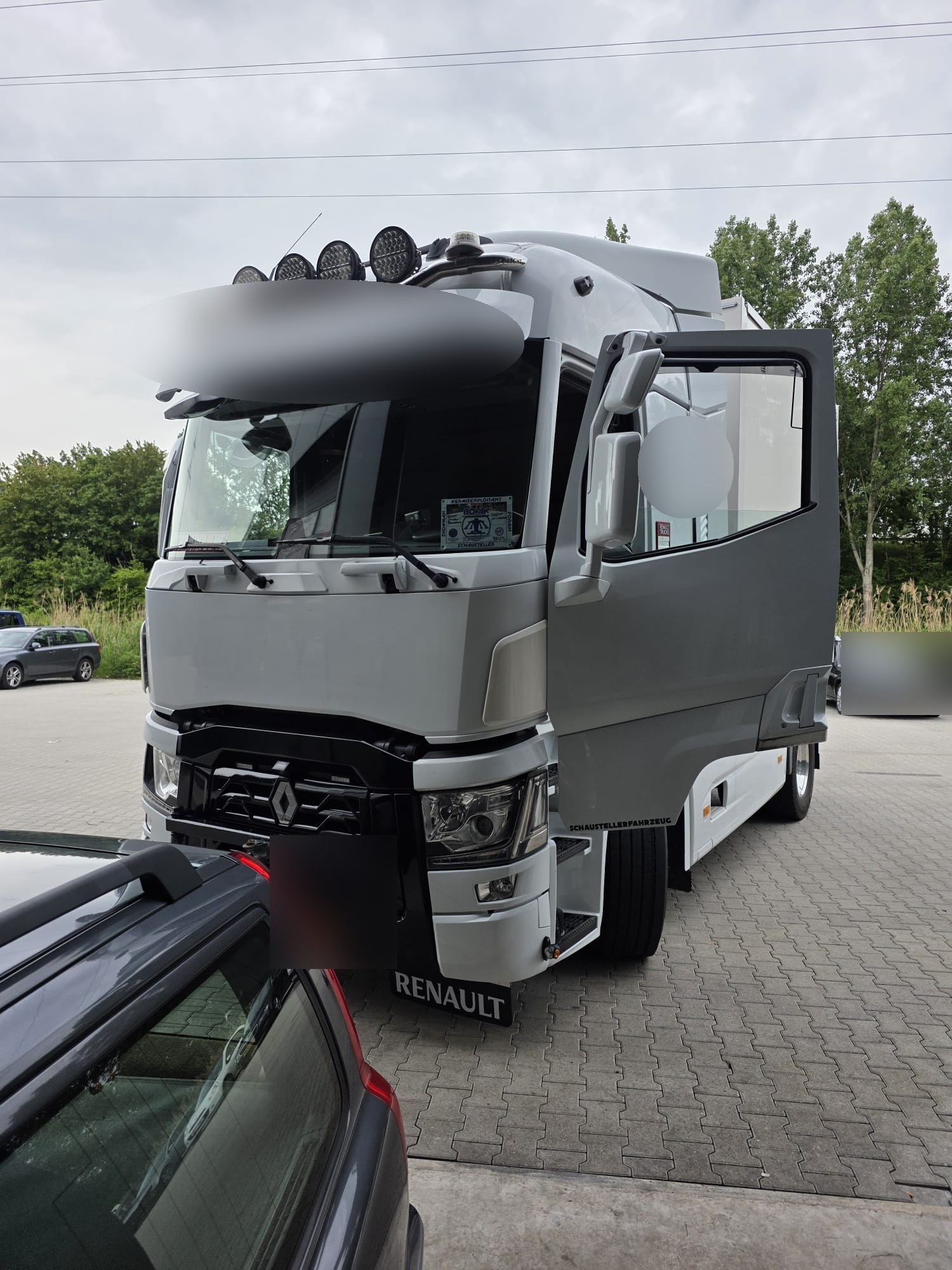 Renault vrachtwagen in de werkplaats voor DPF roetfilter reiniging na een vol roetfilter door veel korte ritten