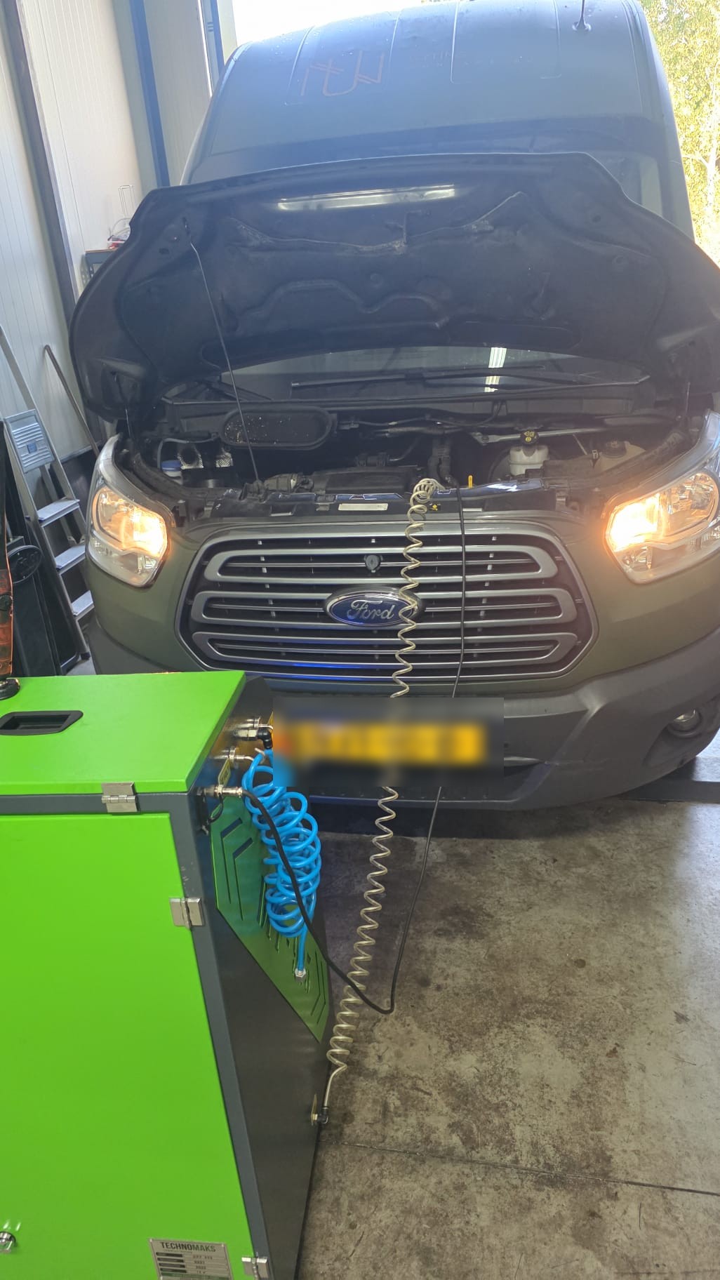 Bedrijfsbus in werkplaats voor DPF roetfilter reiniging na motorstoring en vermogensverlies