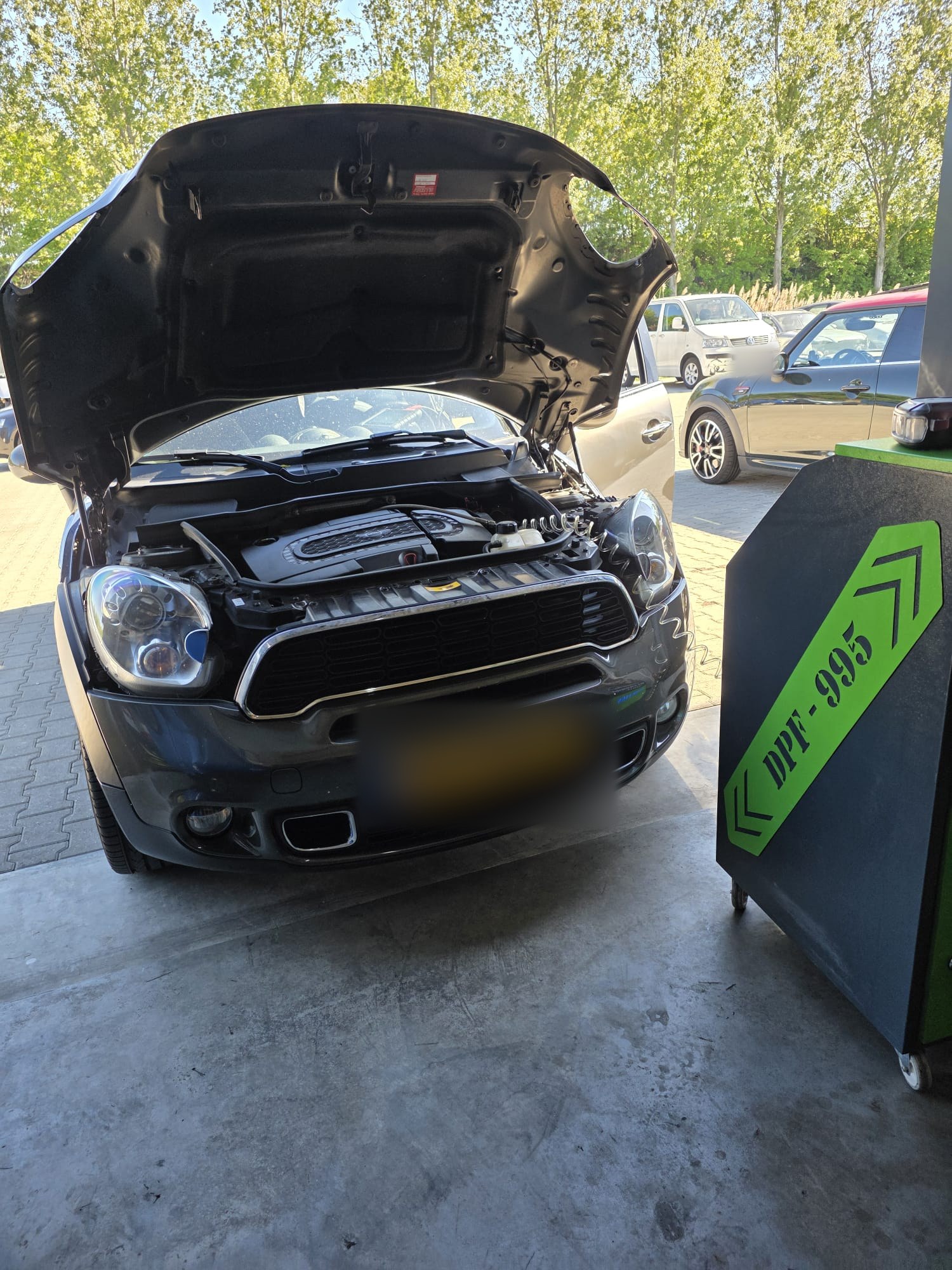 MINI Countryman in de werkplaats in Aadorp voor controle en reiniging van het DPF roetfilter