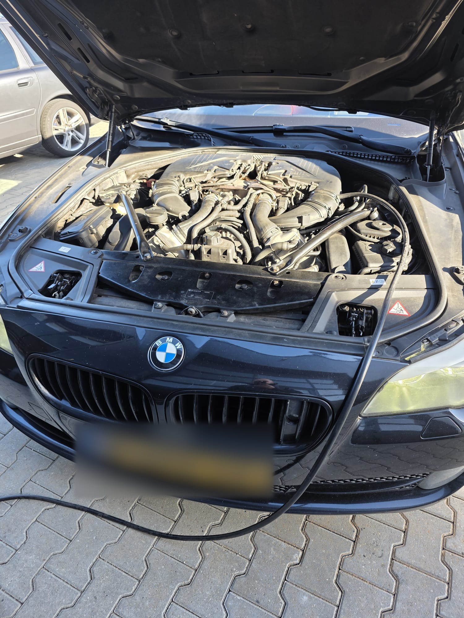 BMW in de werkplaats in Aadorp voor Carbon Cleaning na hapering tijdens het accelereren