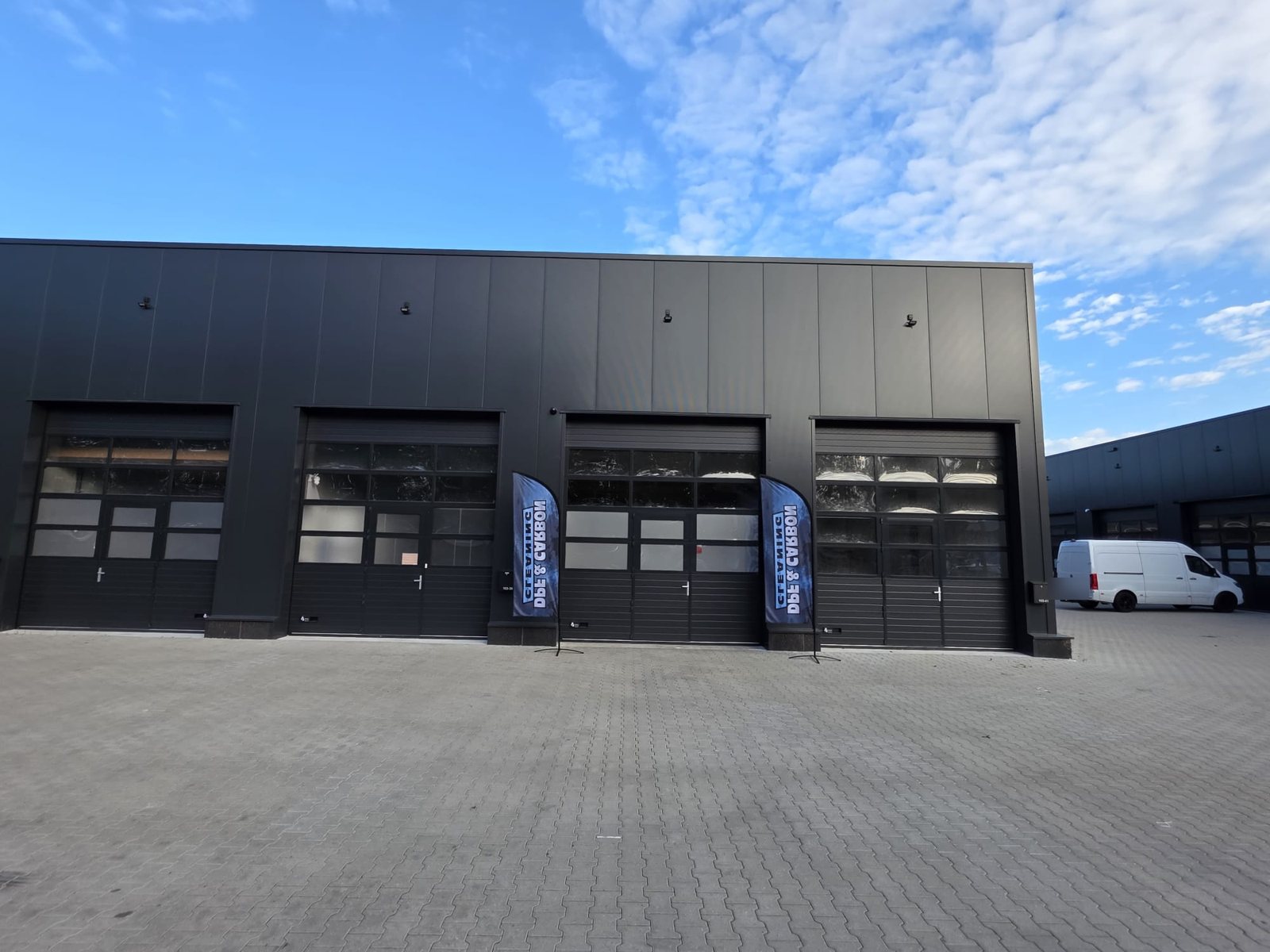 Gevel van de werkplaats van DPF & Carbon Cleaning Twente in Aadorp