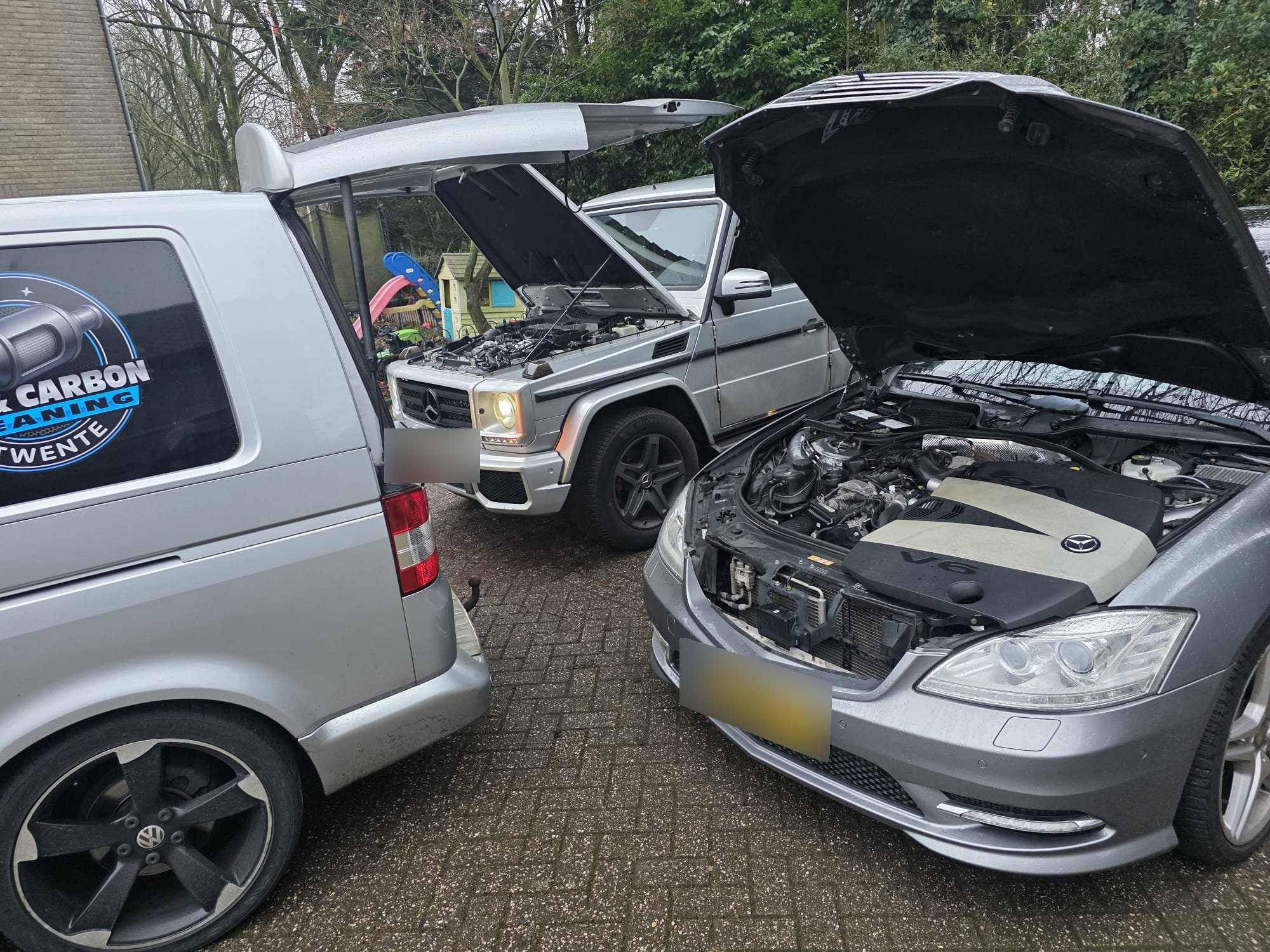 Twee Mercedes-Benz auto's met geopende motorkap bij DPF & Carbon Cleaning Twente voor het combipakket