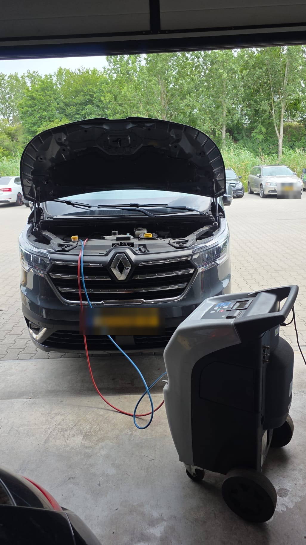 Renault in werkplaats tijdens aircoservice en bijvullen van aircosysteem