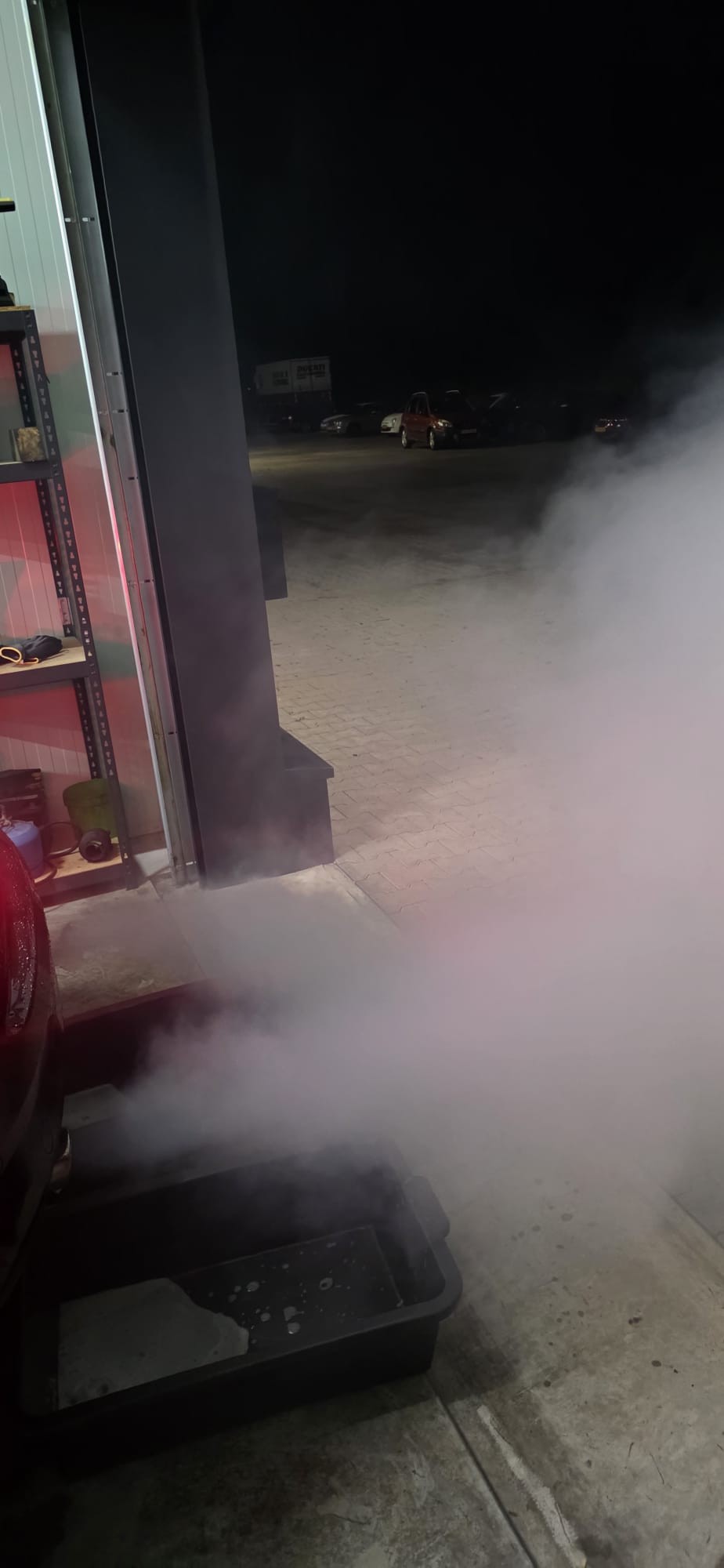 Stoom tijdens de professionele DPF roetfilter reiniging in de werkplaats in Aadorp