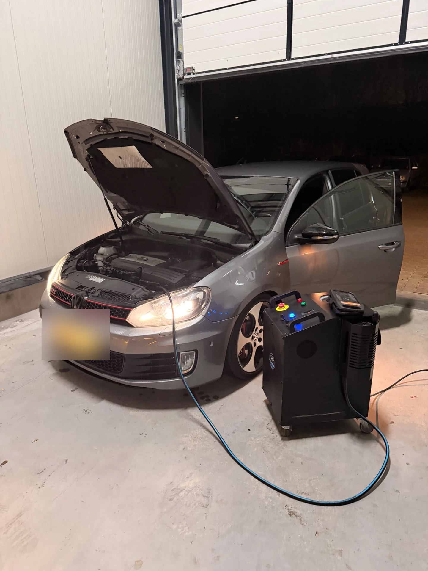 Volkswagen Golf GTI in de werkplaats voor periodieke preventieve Carbon Cleaning